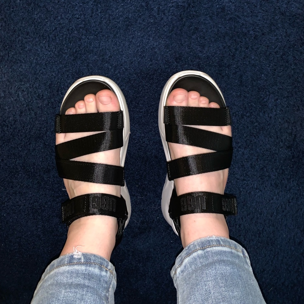 UGG LA SHORE SANDAL- Brand new!